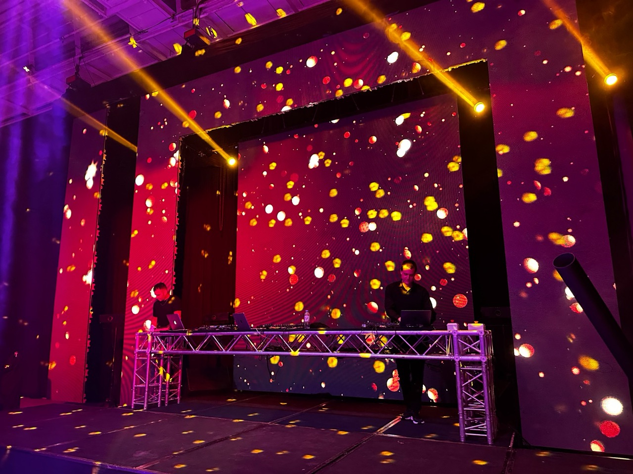 Escenario con pantalla LED, cabezales móviles y truss