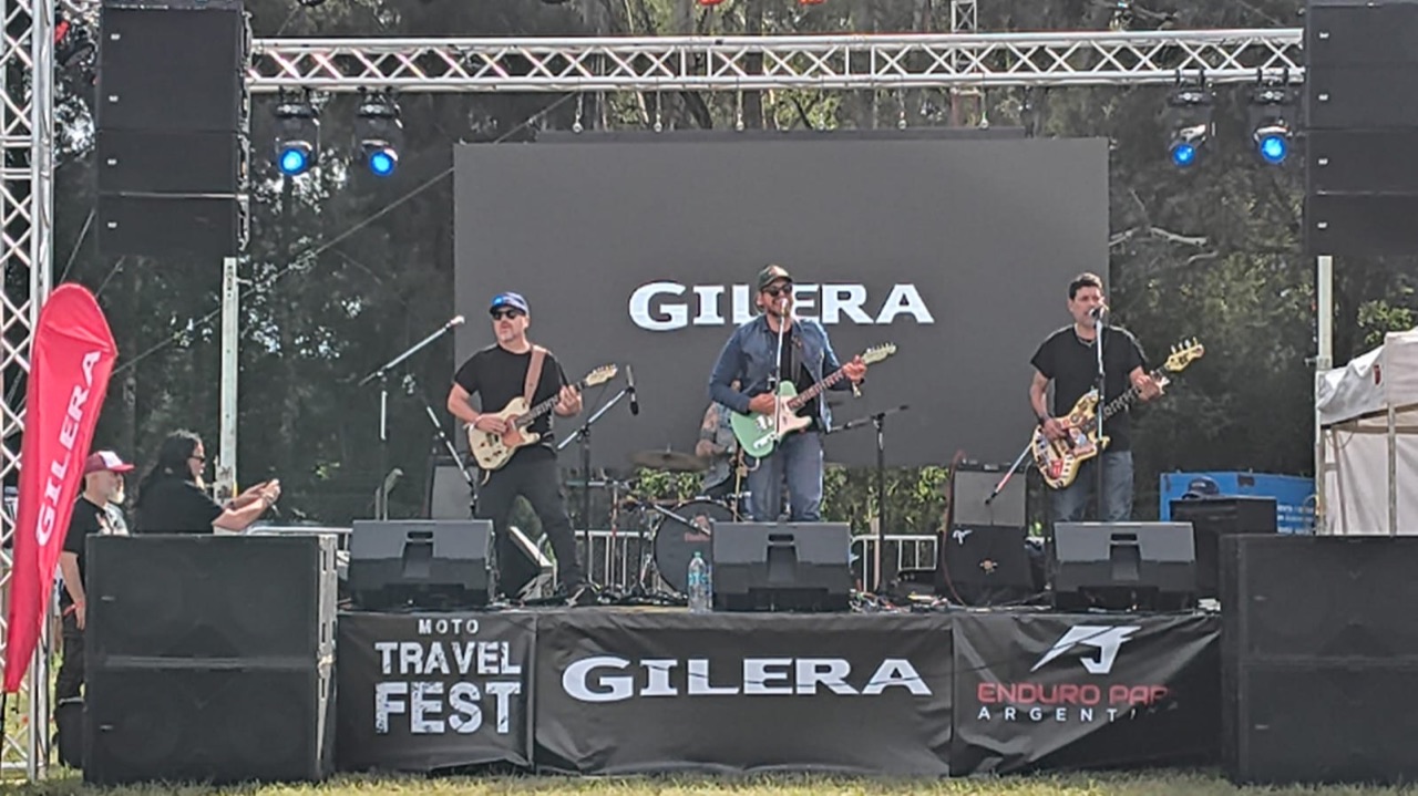 Banda en el escenario del Moto Travel Fest de Gilera