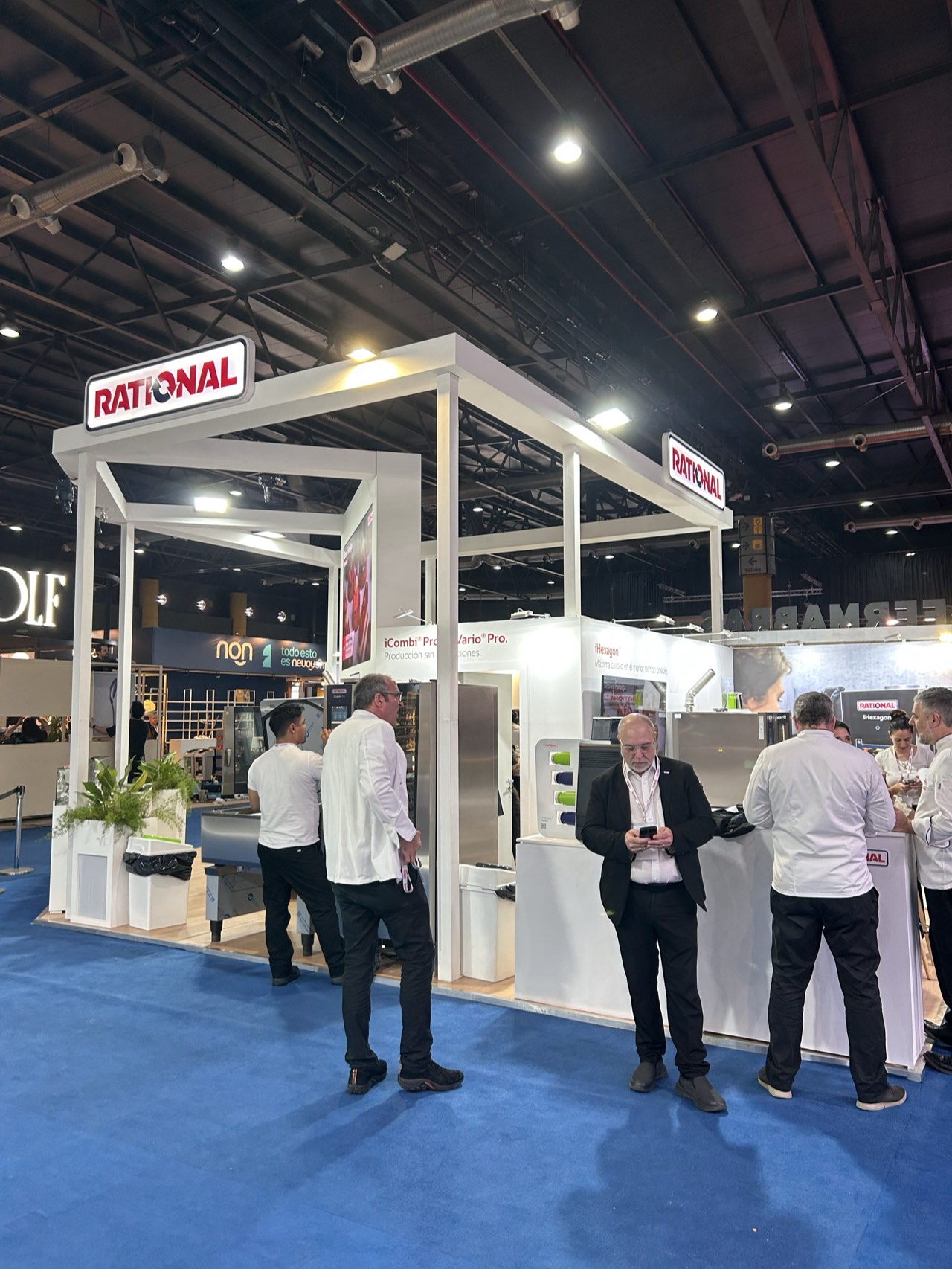 Stand de Rational en una exposición, con pantalla e iluminación
