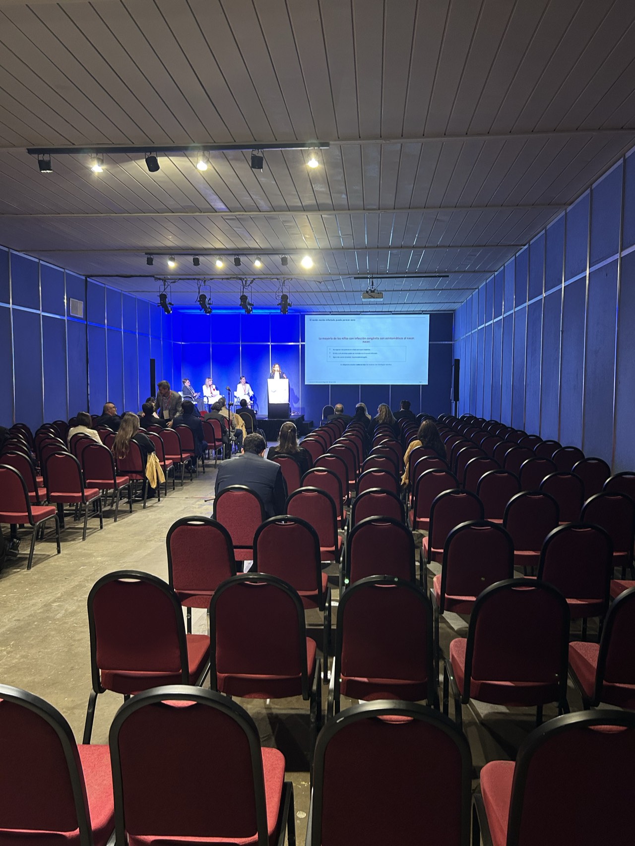 Sala del Congreso SAC con pantallas y sillas para el público