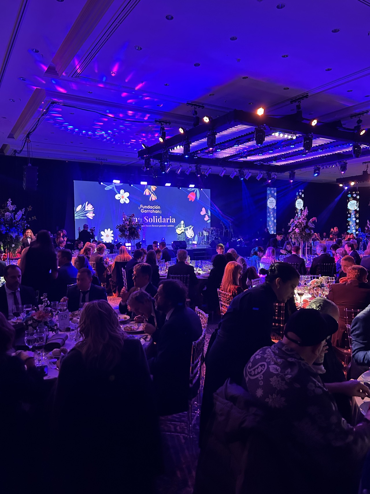 Salón de la gala solidaria con pantalla LED y luces